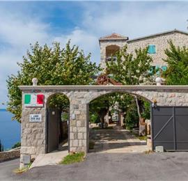 1 Bedroom Apartment with 2 Shared Pools, sleeps 2